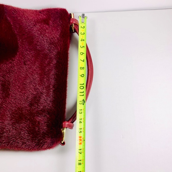 Cabincore soft burgundy red plush/fluffy fur hobo shoulder bag gold tone zipper - Picture 10 of 11